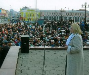 Л.А. Савельева на митинге против монетизации льгот, 2005 год.jpg